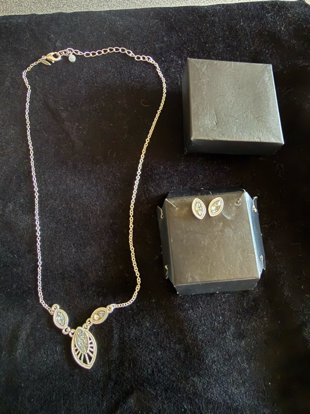 ⭐️ Silver -Tone Leaf Pendant Necklace and Stud Earrings Set